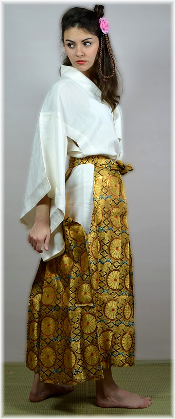 парадные хакама ( штаны-юбка) из золотой парчи