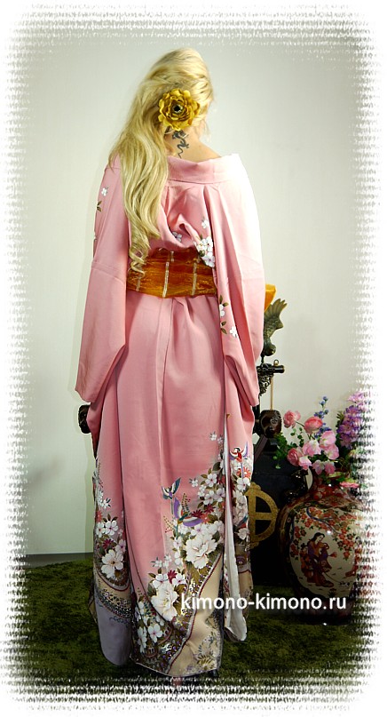 девушка в страинном кимоно