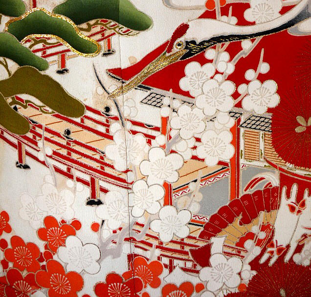 детали росписи и вышивки на шелковом антикварном японском кимоно