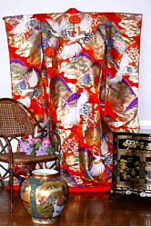 японское свадебное кимоно с вышивкой
